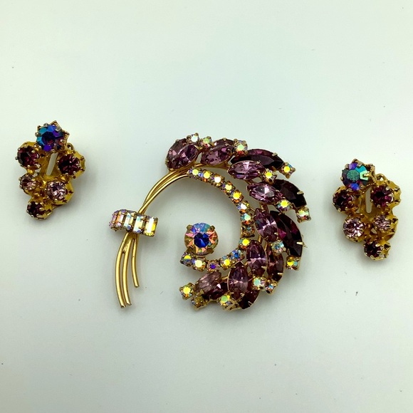 🎄🎄Vintage Deep Purples  Demi Parure Brooch and Clip earrings - Picture 2 of 3